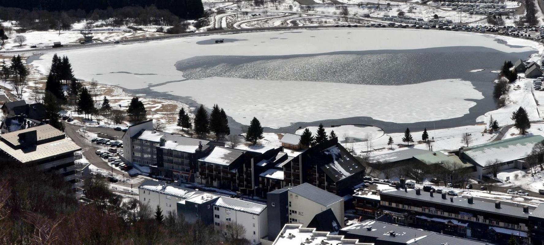 Yat Il De La Neige A Super Besse Super Besse - vue du centre et du Lac des Hermines en hiver