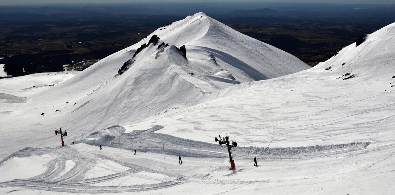 Yat Il De La Neige A Super Besse Super Besse - remontée mécanique et vue sur les sommets enneigées