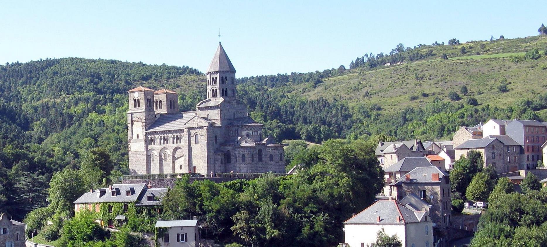 Saint Nectaire - Eglise dominant le Vilage de St Nectaire en Auvergne