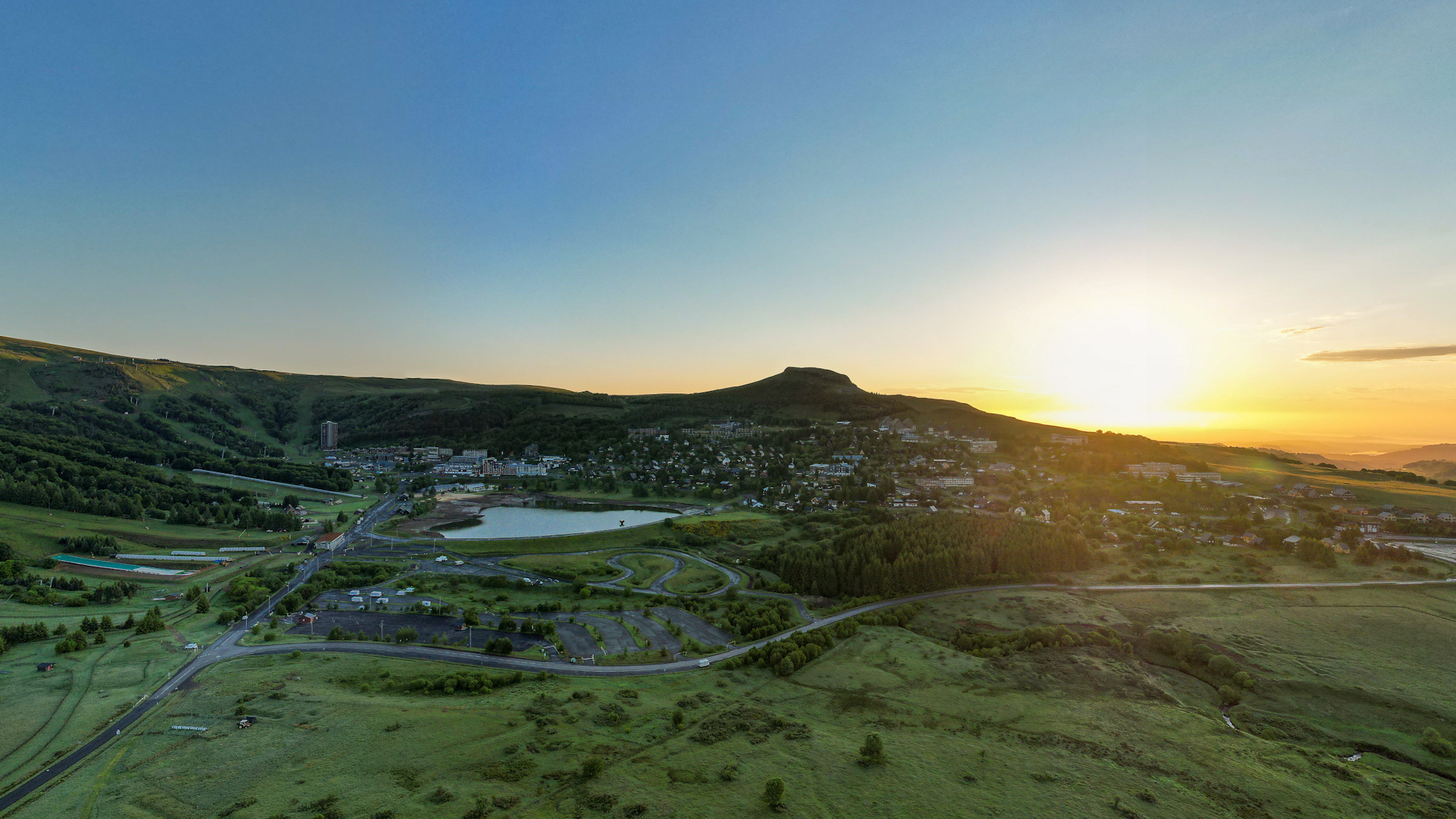 Lever de soleil sur Super Besse et le Puy de Chambourguet