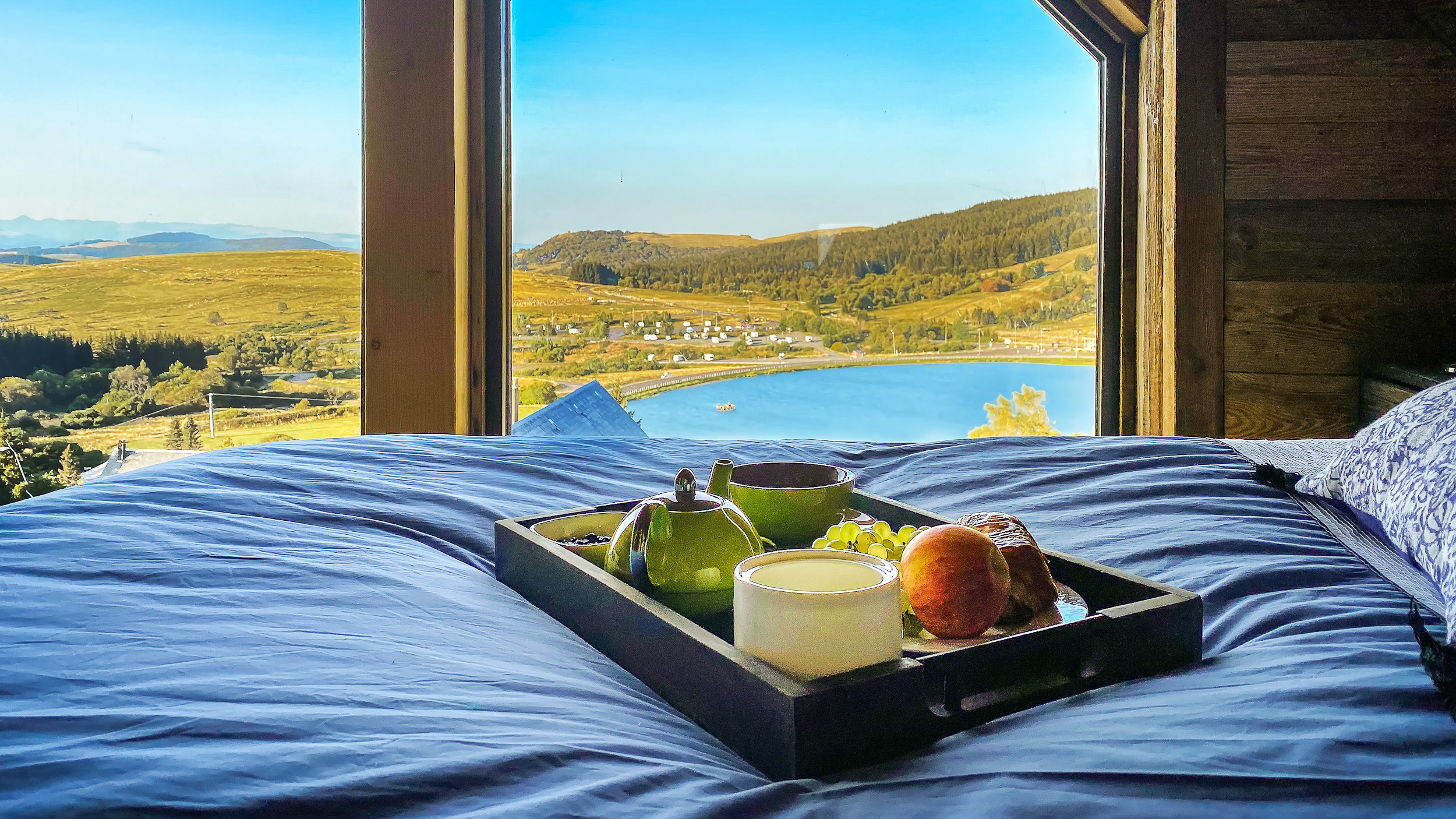 Chalet l'Anorak Super Besse, petit déjeuner avec vue sur le Lac des Hermines à Super Besse