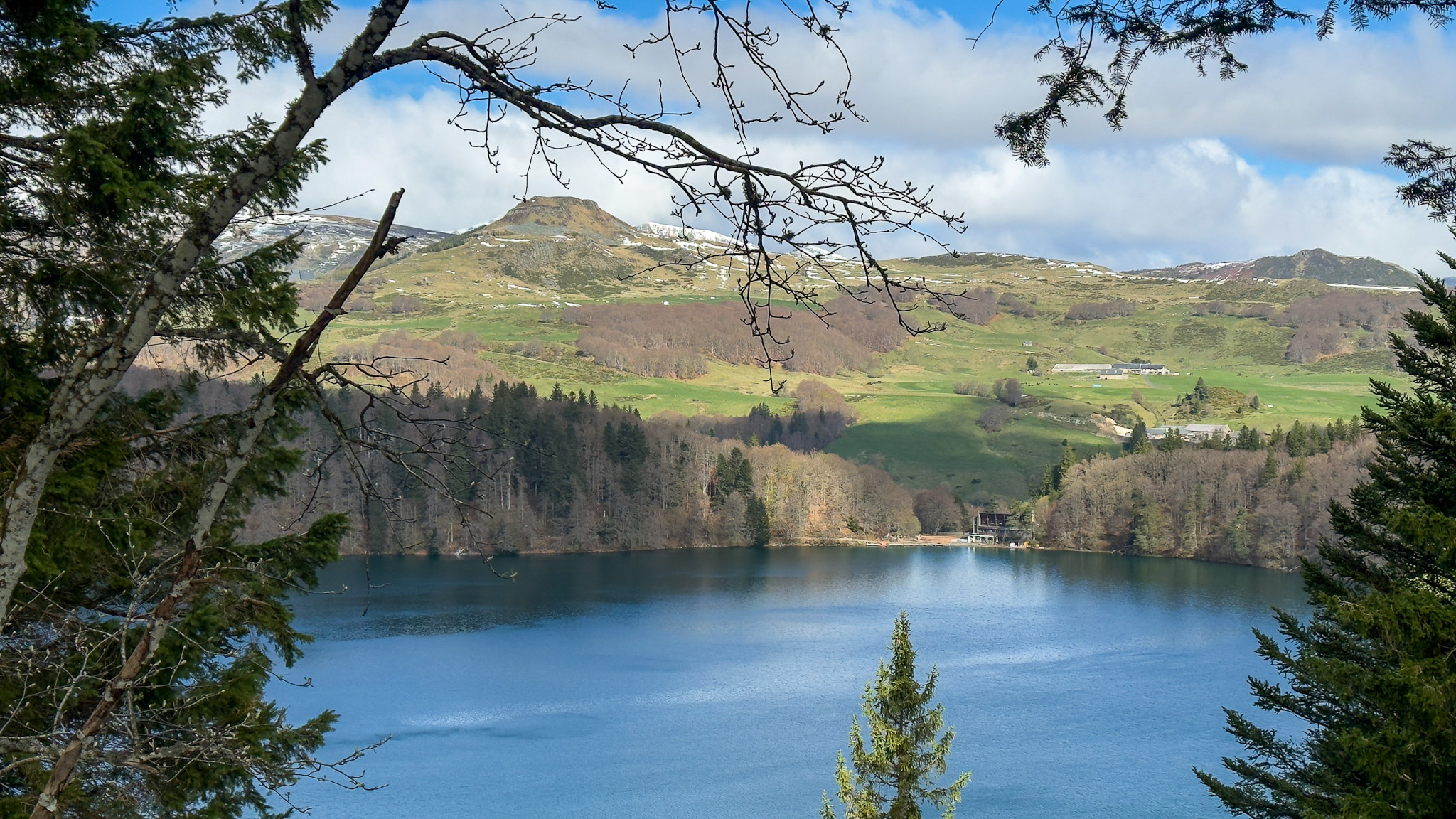 Du Lac Pavin au Puy de Chambourguet