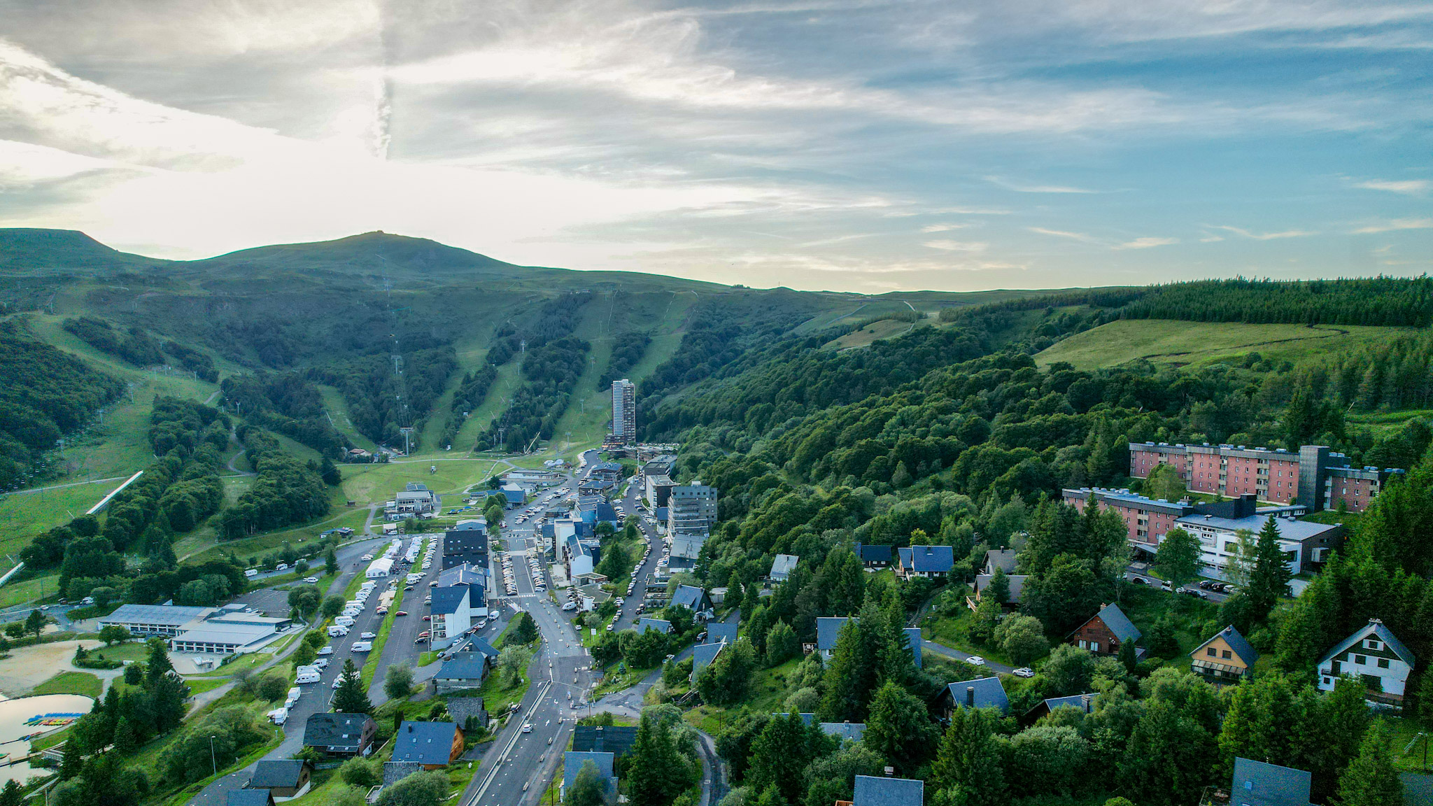 Station de Super Besse verdoyante debut Juillet