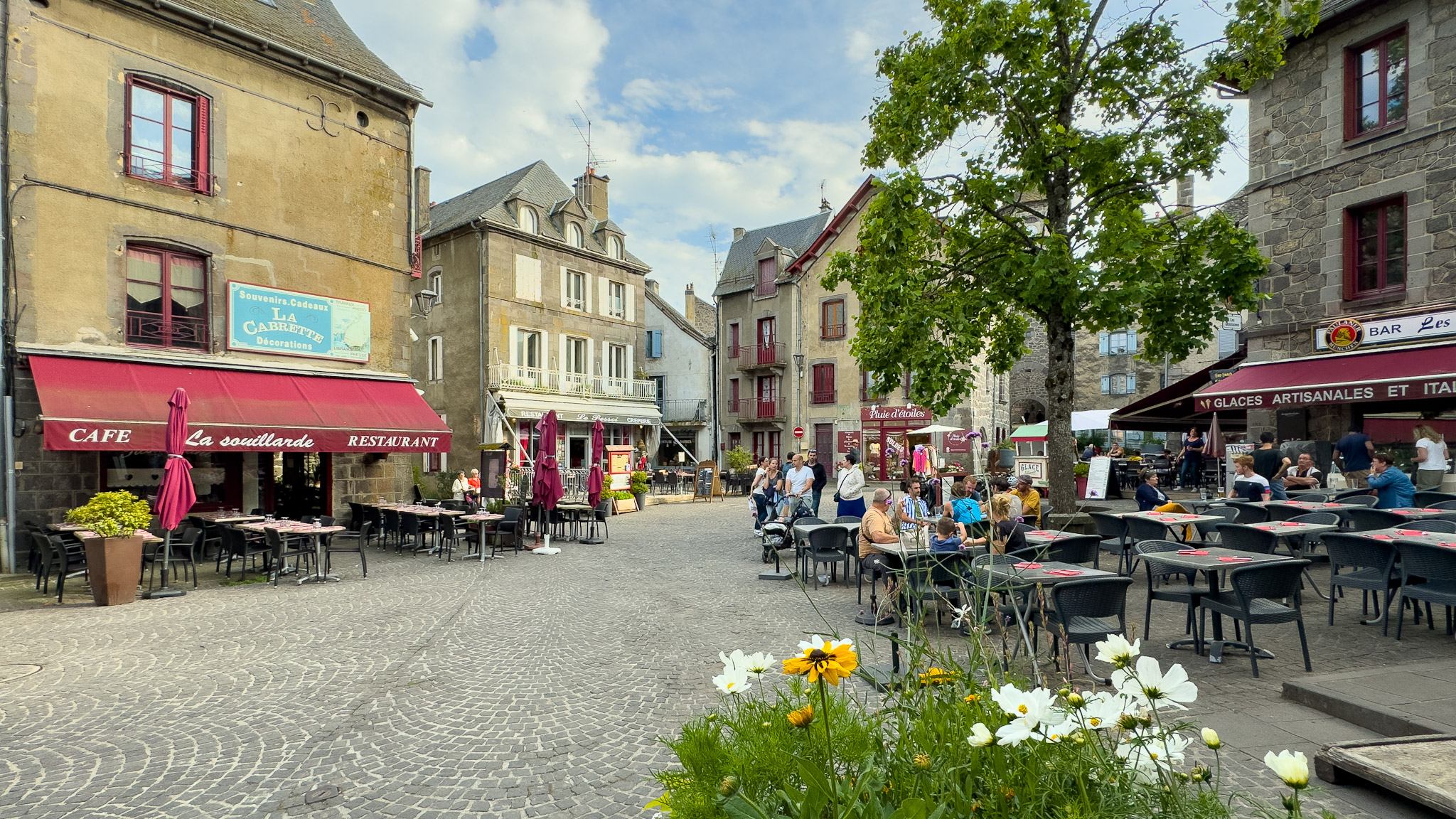 Besse et Saint Anastaise, la Place de Gayme