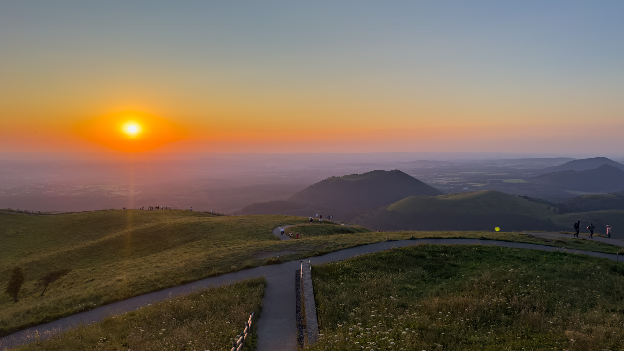 Nocturnes du Puy de Dôme, Coucher du soleil sur les volcans d'Auvergne