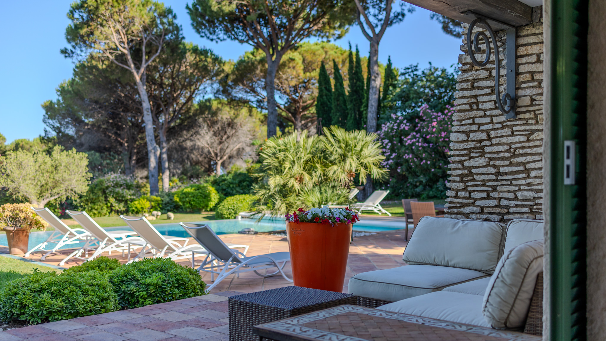 Villa de charme et son salon d'agrément exterieur à Sainte Maxime