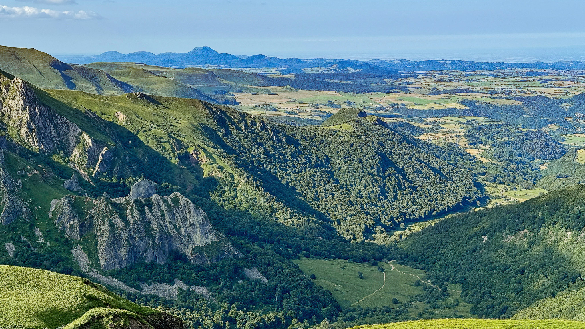 Puy de Sancy, vallée de Chaudefour au sommet du Puy de la Perdrix