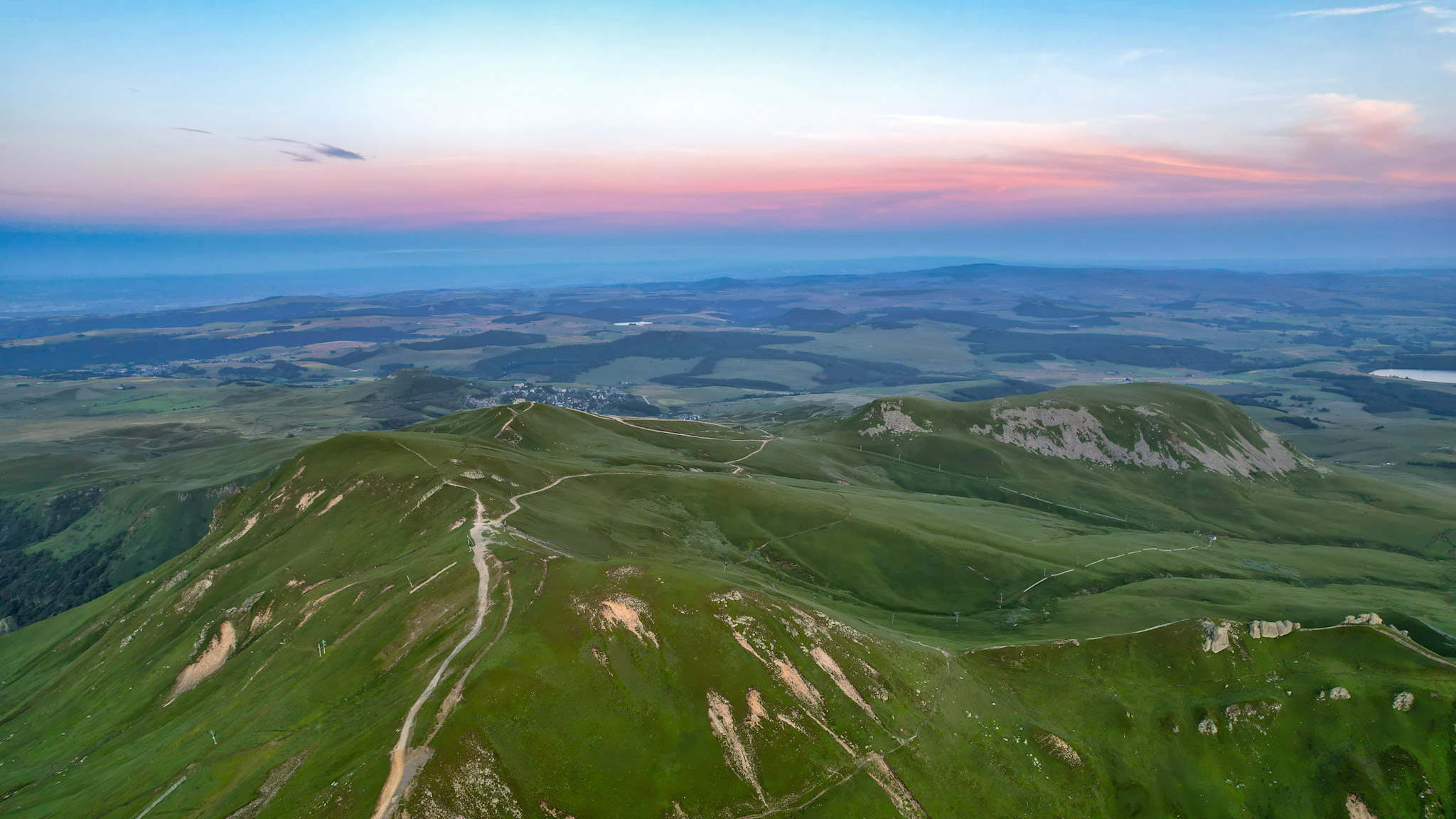 Sommet du Puy de Sancy, le Puy Ferrand, Super Besse et le Lac Pavin