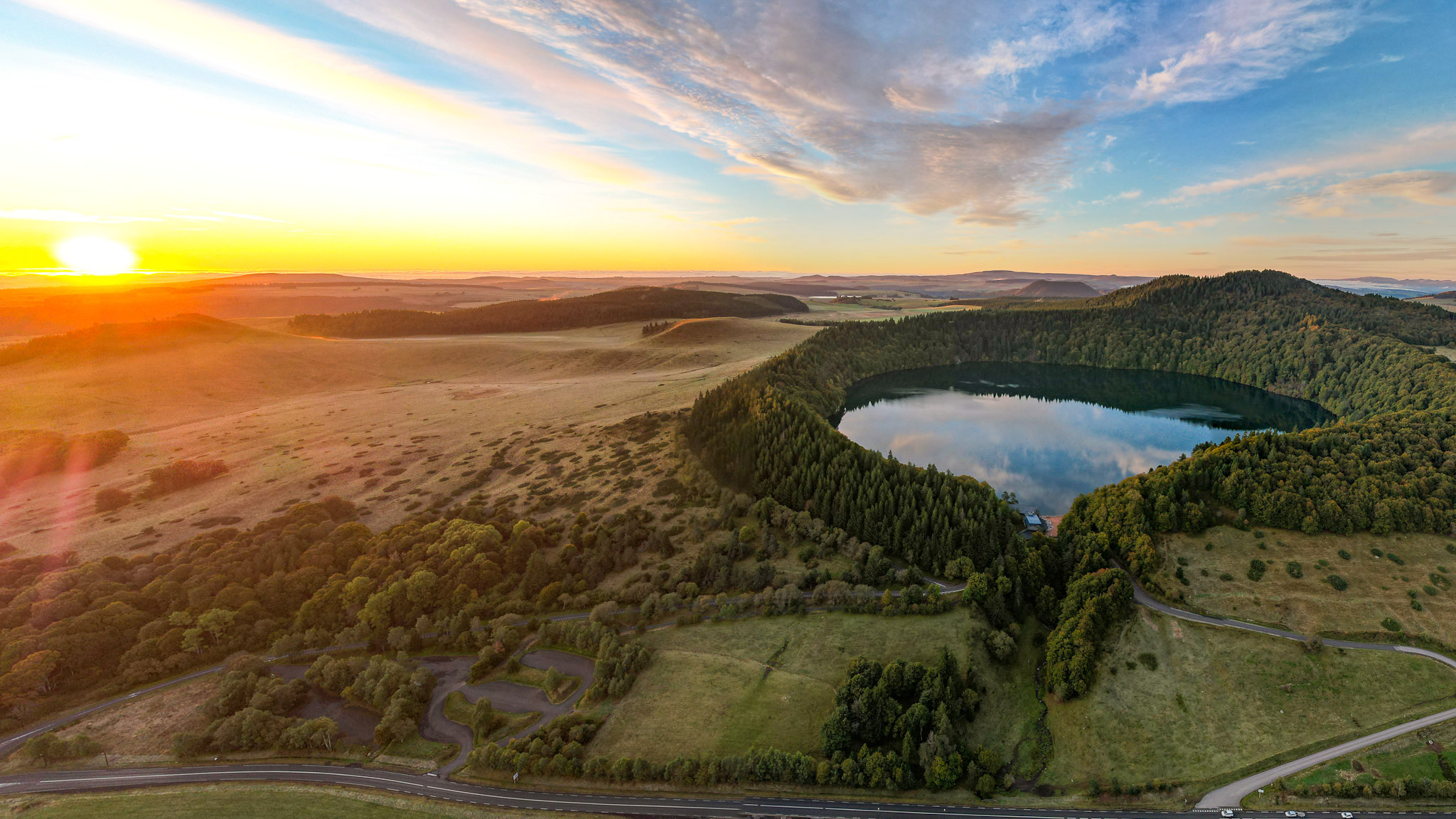 Lever de soleil sur le Lac Pavin et le Puy de Montchal