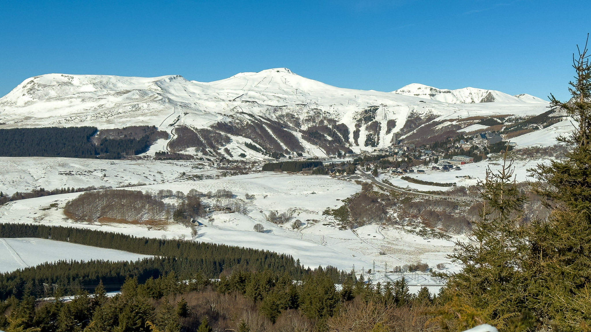 Au sommet du Puy de Montchal, panorama sur le Station de Super Besse