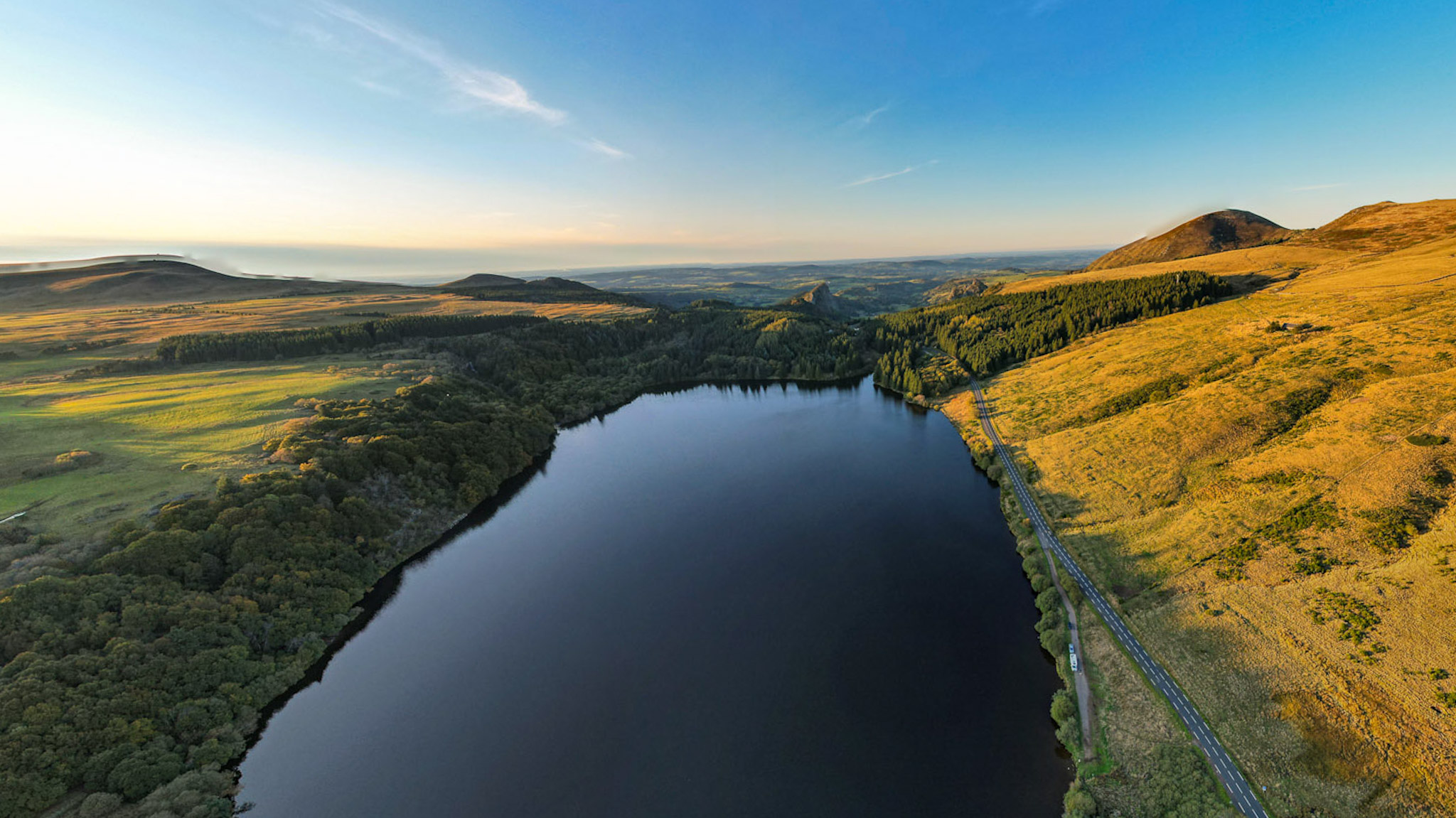 Lac de Guery et les Roches Tuiliere et Sanadoire