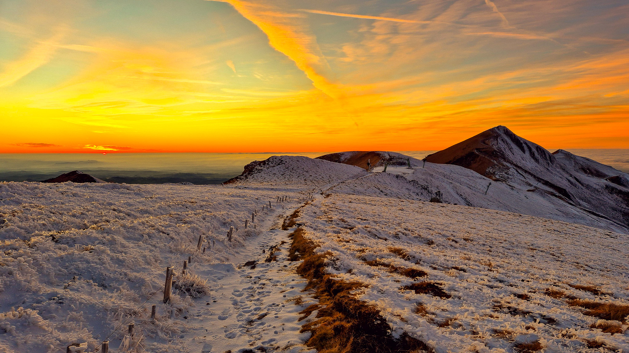 Puy Ferrand, Mer de Nuages sur le Sancy au coucher du Soleil