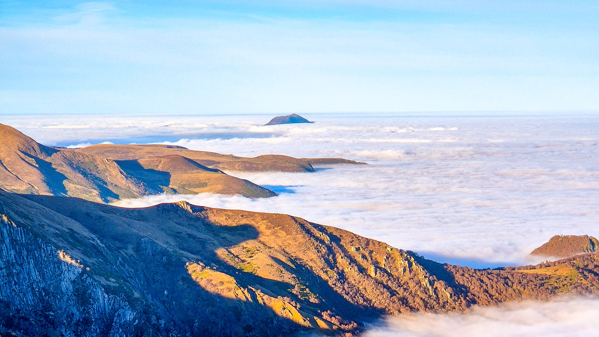 Mer de nuages entre le Sancy et le Puy de Dôme