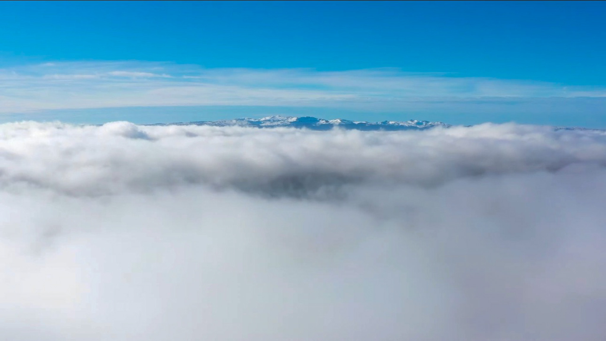 Le Massif des Monts Dore et une Mer de Nuages