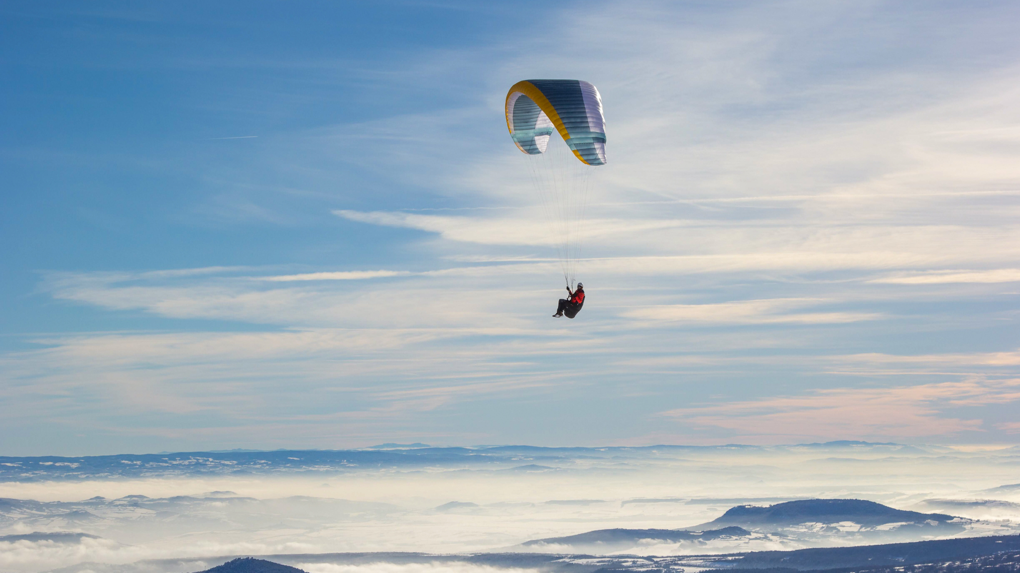 Parapente au dessus d une Mer de Nuages au sommet du Puy de Dôme