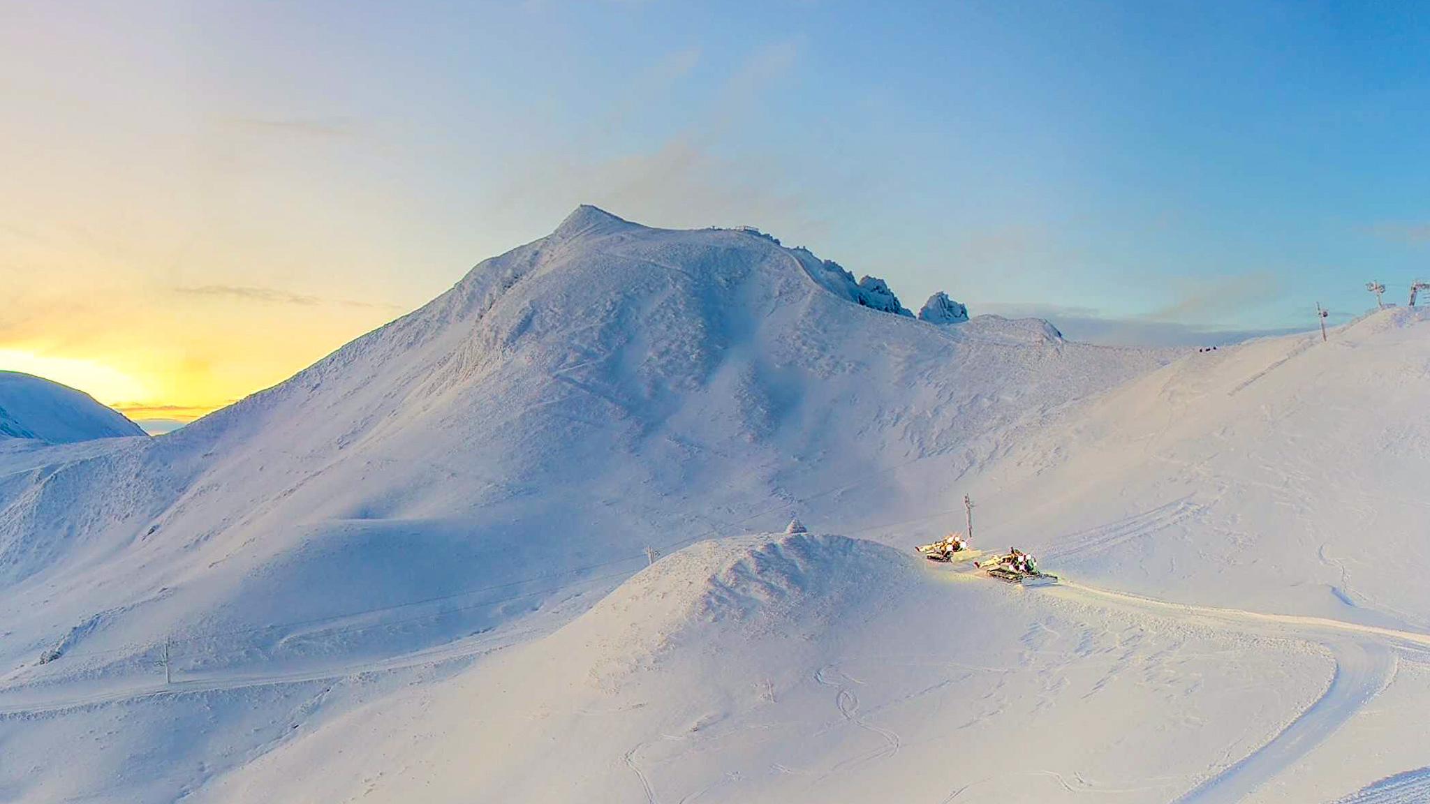 Dameuses au Sommet du Sancy enneigé