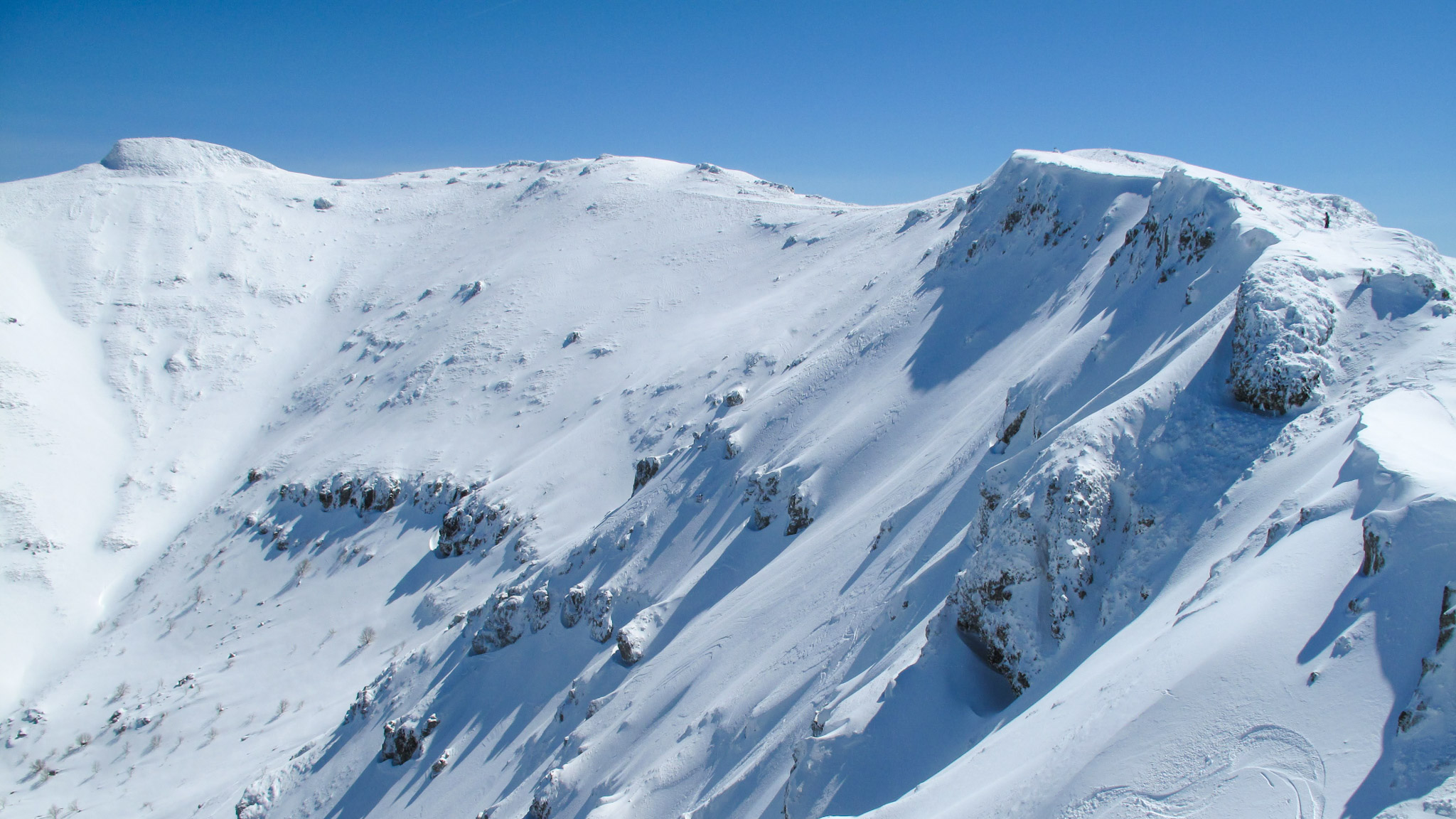 Les crêtes des Monts du Cantal