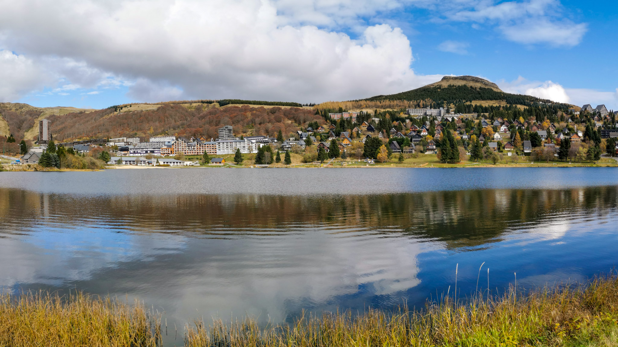 Lac des hermines à Super Besse en Automne